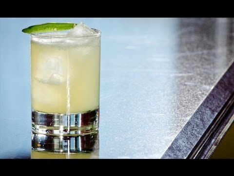 how-to-make-a-rodriguez-sour-cocktail---liquor.com