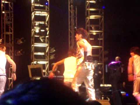 羅志祥Show On Stage 紐約演唱會 --- 手帕舞 --- 最帥氣的 ["落漆"] !!!