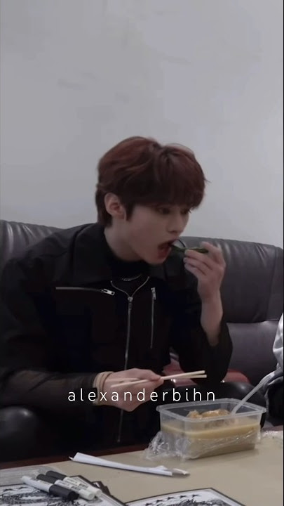 Lee Know eats a chili 🌶️ #straykids #bangchan #hanjisung #kpop #seungmin #shorts