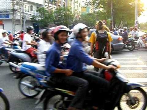 Vidéo: Traverser La Rue à Ho Chi Minh-Ville [carte Postale] - Réseau Matador