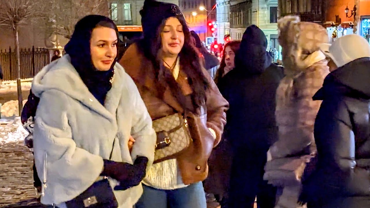 Що там біля ялинки. Львів зима, центр. 