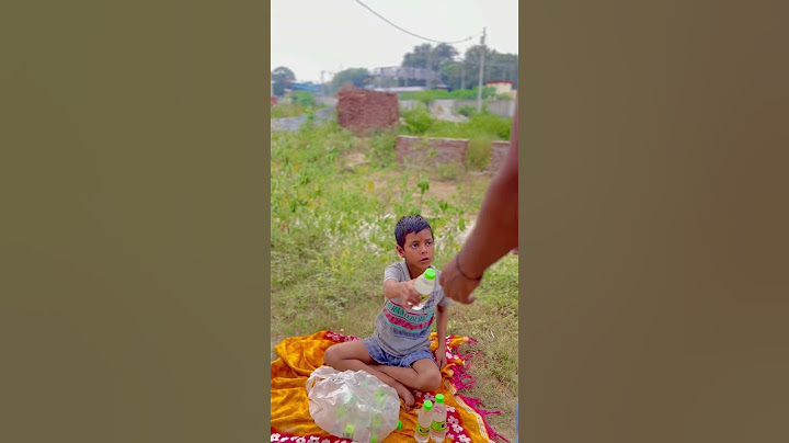 Gareeb Piyasa Baccha Or Dusre Bacche Ki insaniyat😭💔 || #shorts #humanity #pani #trending