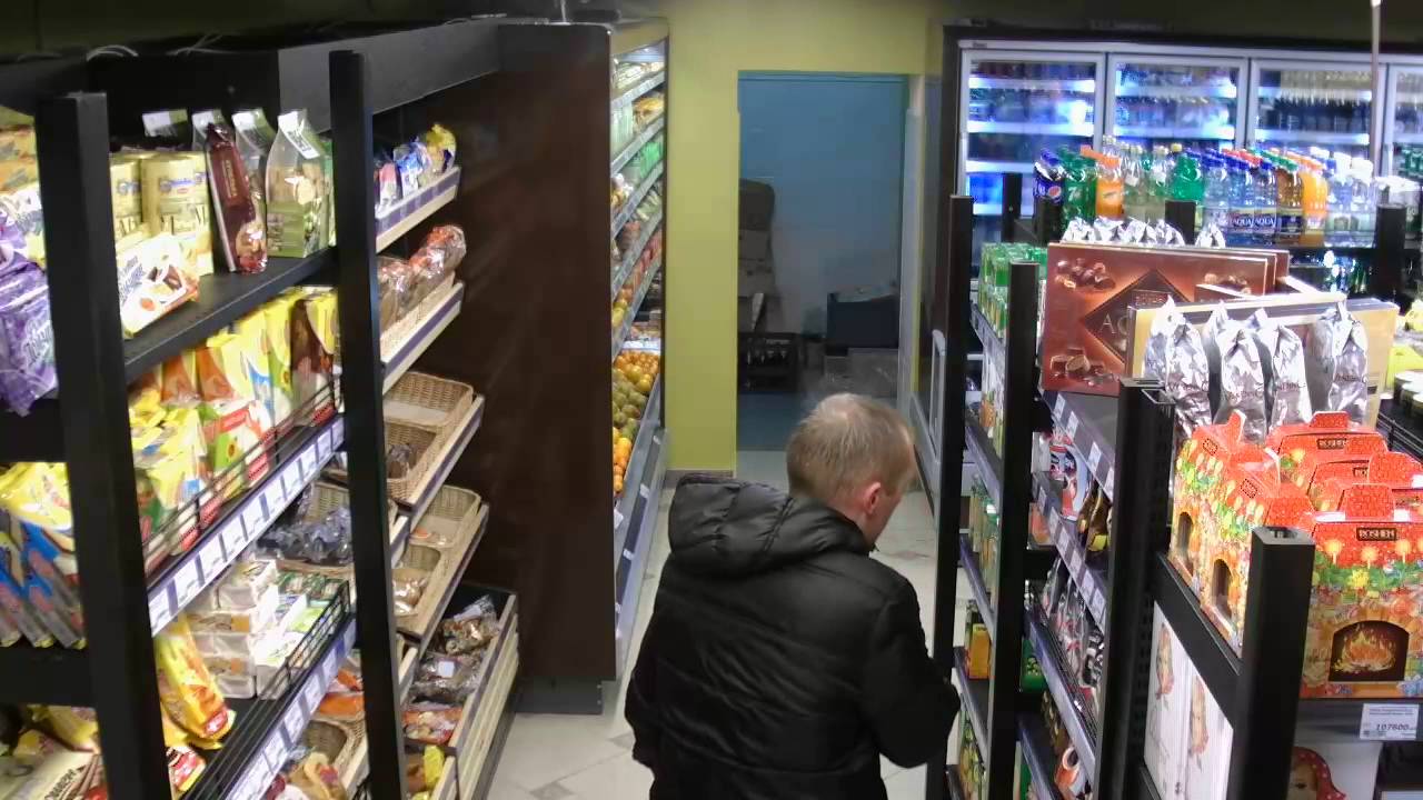 Кража продуктов из магазина. Кража в супермаркете. Ворует в супермаркете. Кража продуктов. Ворует продукты в магазине.