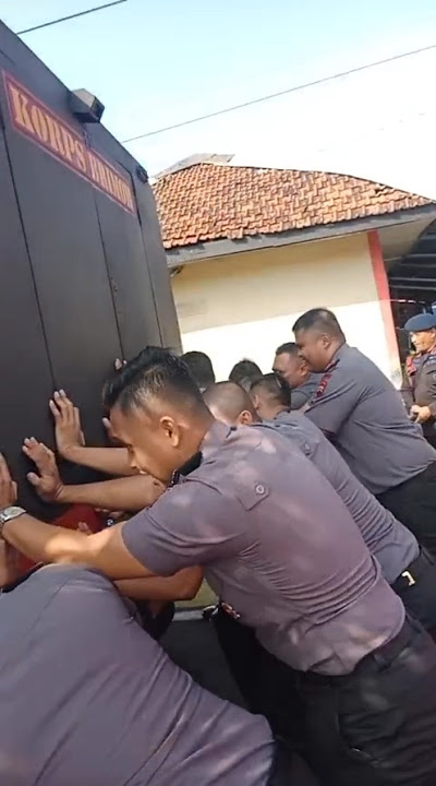 Polisi Semangat dorong Mobil Brimob