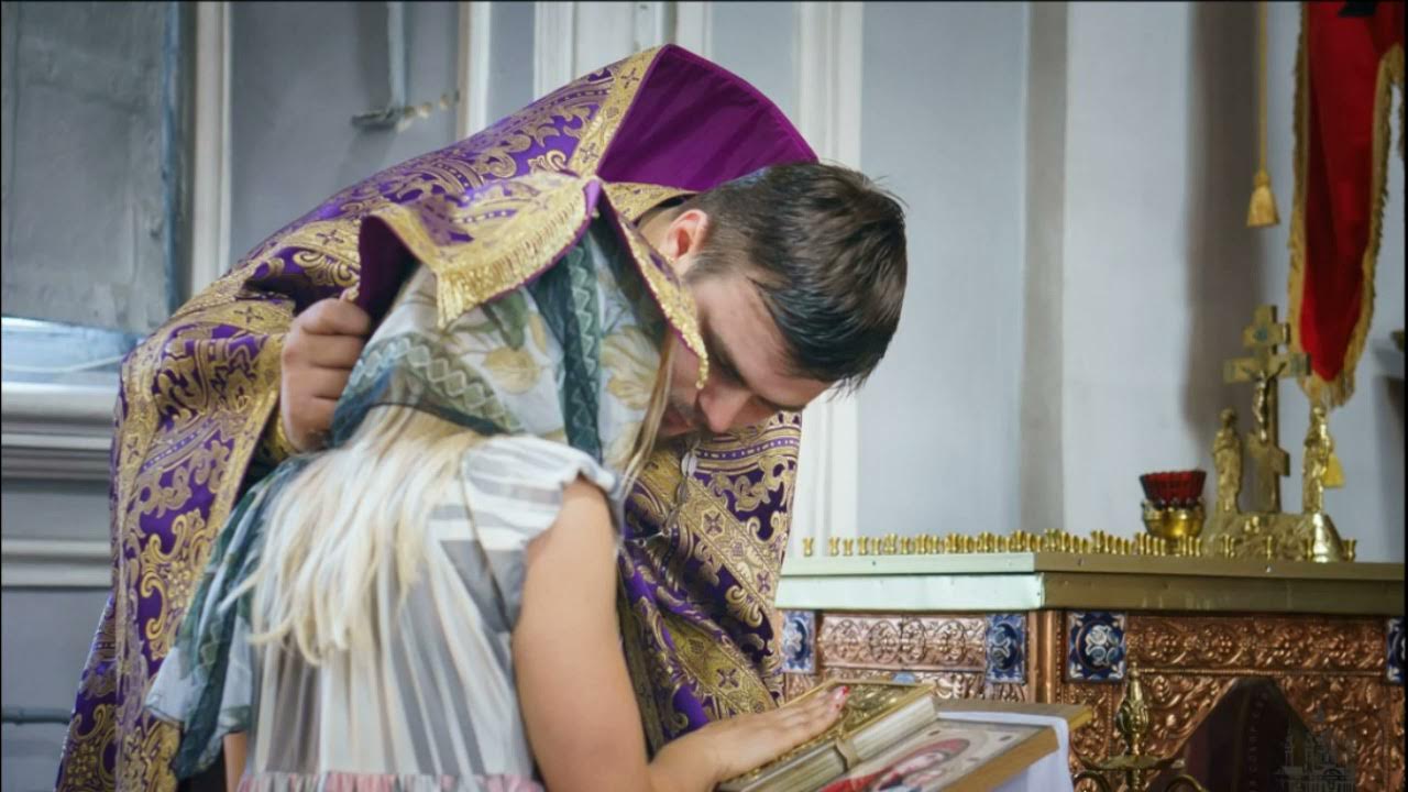 Исповедь. Исповедь девочки. Исповедь ребенка. Таинство исповеди в православии. Епитрахиль исповедь.