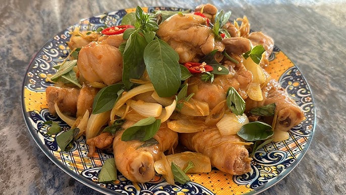 7. Thưởng Thức Món Gà Xào Lá Quế