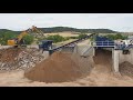 cat 323E alimentando planta de tratamiento de RCD's reciclaje de la construcción