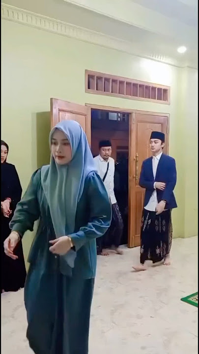 Gus Azmi Dan Istrinya Selesai Acara