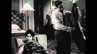 Uyarndha Manithan - Sowcar Janaki shouts Sivaji