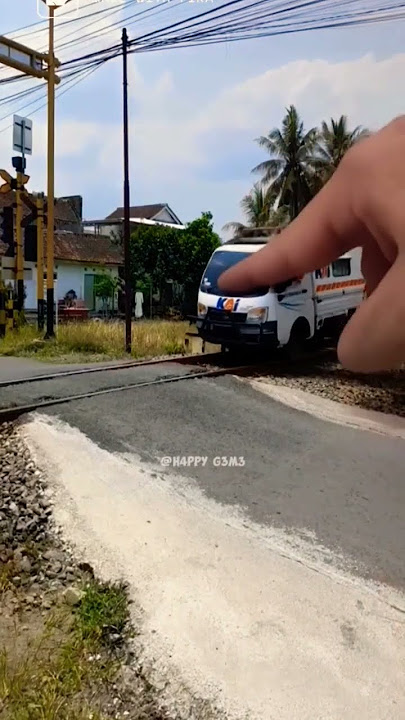 Udah baybay malah kena pencet tangan raksasa👋🏻🚐😂😂#keretaapi #train #funny #shorts