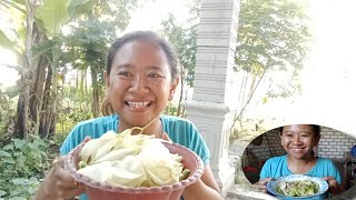 Hari ini masak tumis bunga turi, metik di pekarangan rumah