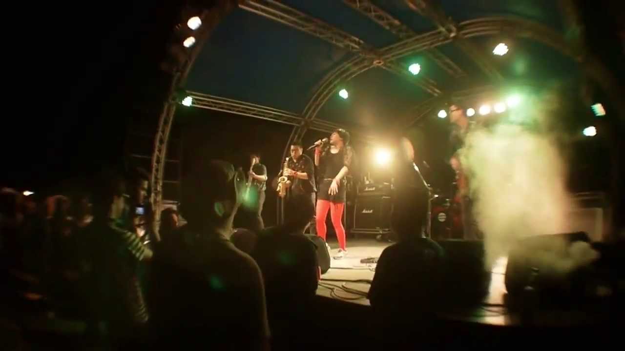Power milk - 一瞬间 (live in TaiWan Spring Scream 台湾春天呐喊 2013) - YouTube