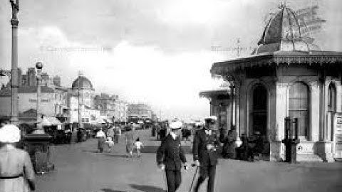 1) Promenada przy morzu w Worthing, Anglia --- The seafront promenade in Worthing, England