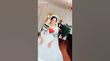 لبسا لبيض ودموعها يسيلو 