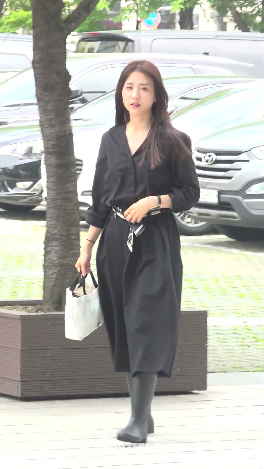 박하선, 올블랙도 청순하게 소화하는 여신
