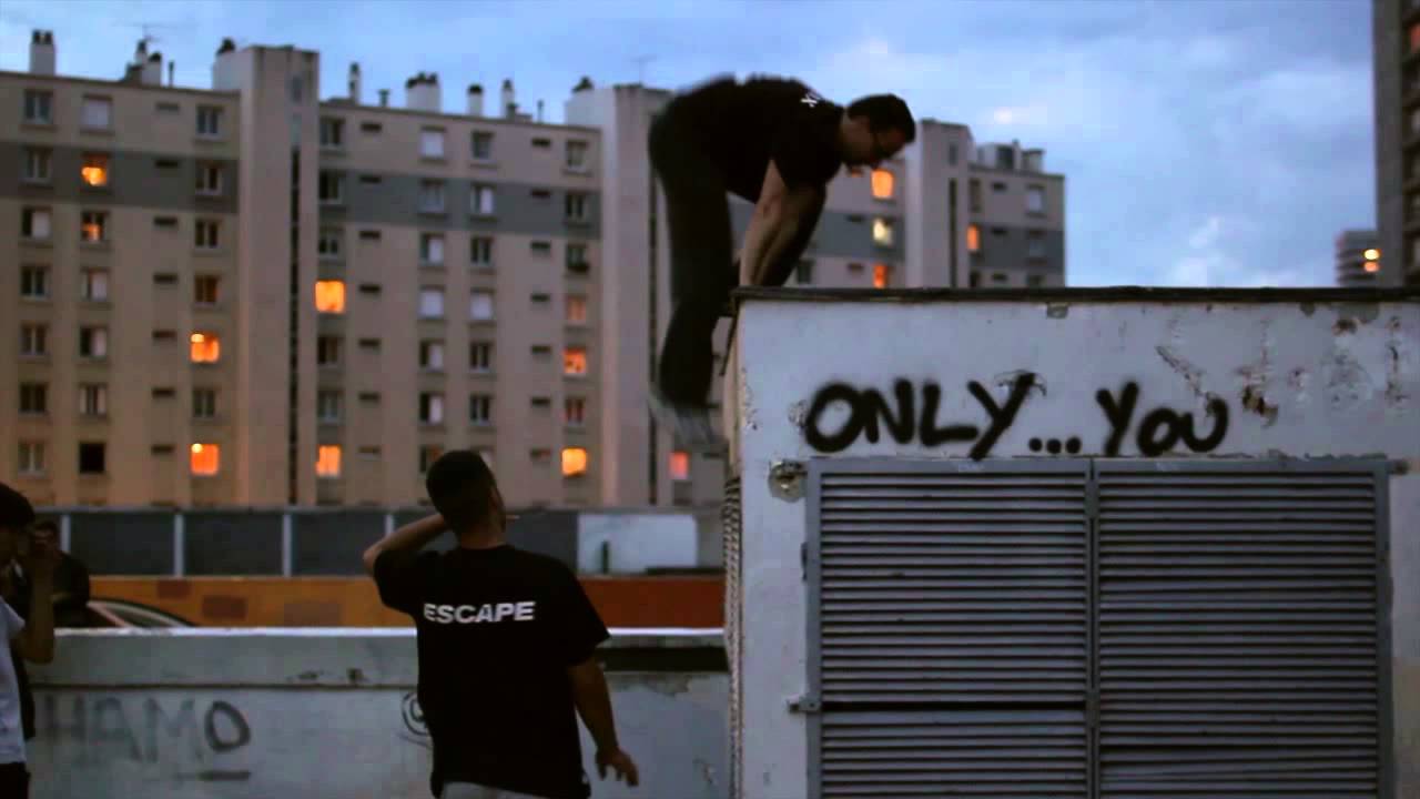 jumping a car How we use the environment - ParKOURMÉTRAGE : Reportage Association Parkour Paris