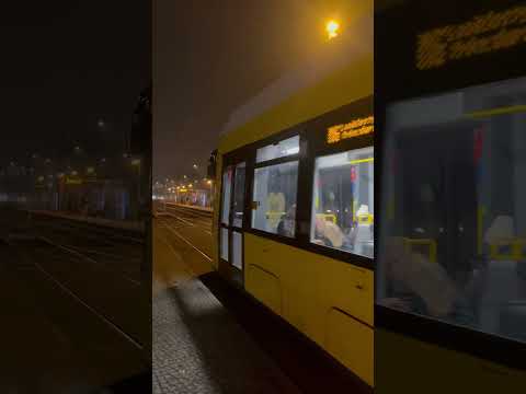 Volkstroi — Die rote Straßenbahn kam an der Haltestelle an und die Fahrgäste stiegen ein und aus