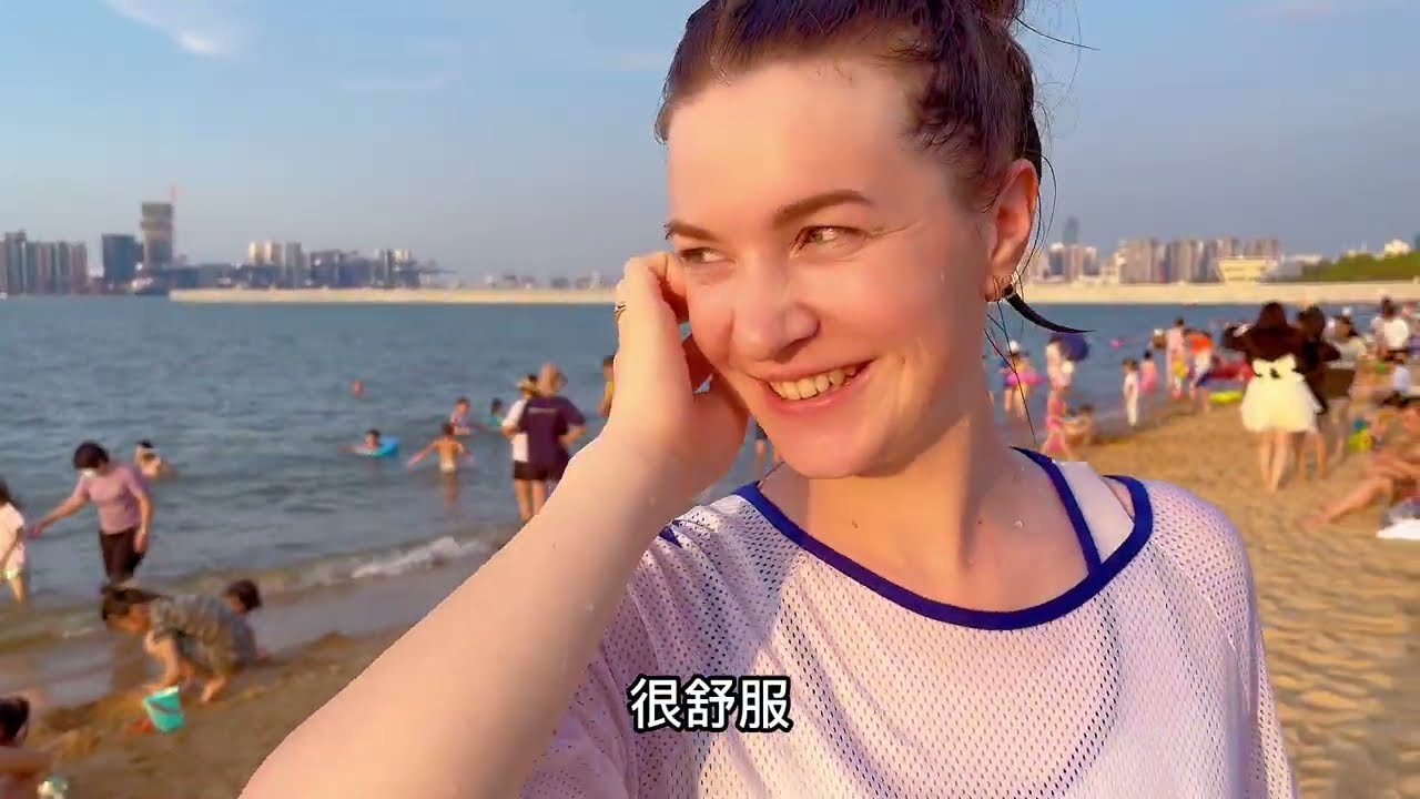 终于圆了乌克兰媳妇心心念念的游泳梦，在海里开心的像个孩子
