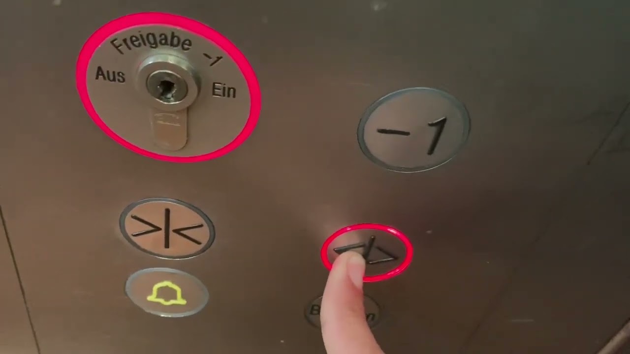 2005 Stricker Aufzug in Rathaus In Stuttgart Rathaus