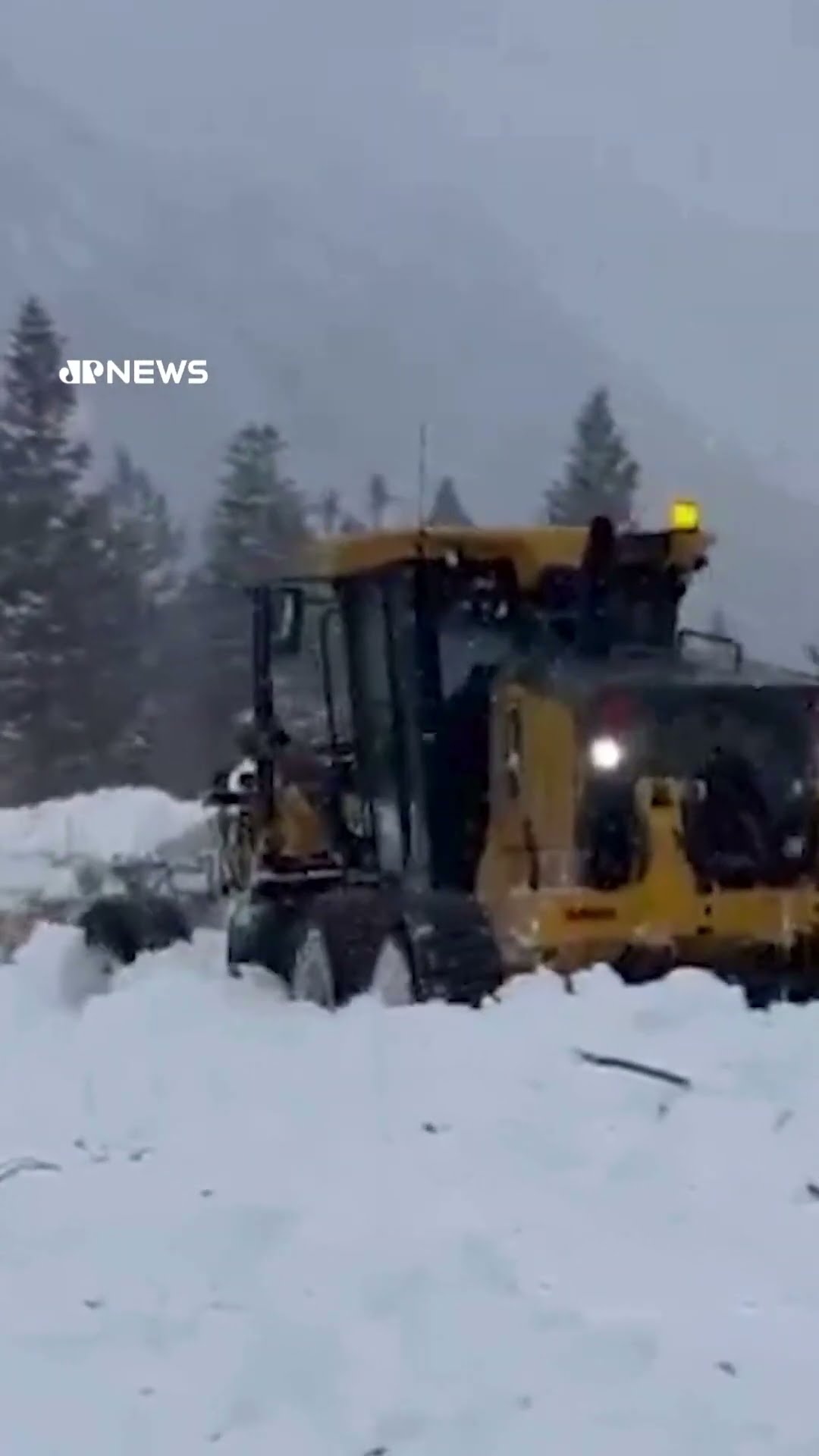 Imagens mostram momento exato de deslizamento de neve em rodovia dos Estados Unidos #shorts