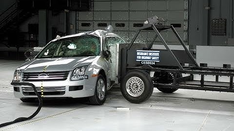 2006 Ford Fusion side IIHS crash test