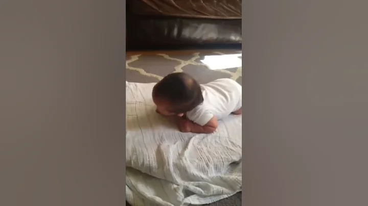 5 week old baby practices head control on SensiMo ...
