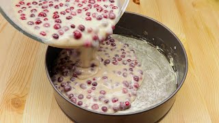 Простой йогуртовый пирог с клюквой к чаю