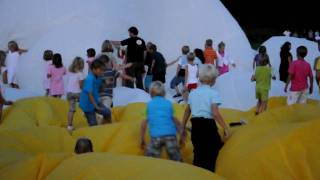Kinderen Spelen Op Ooievaar-Ballon.