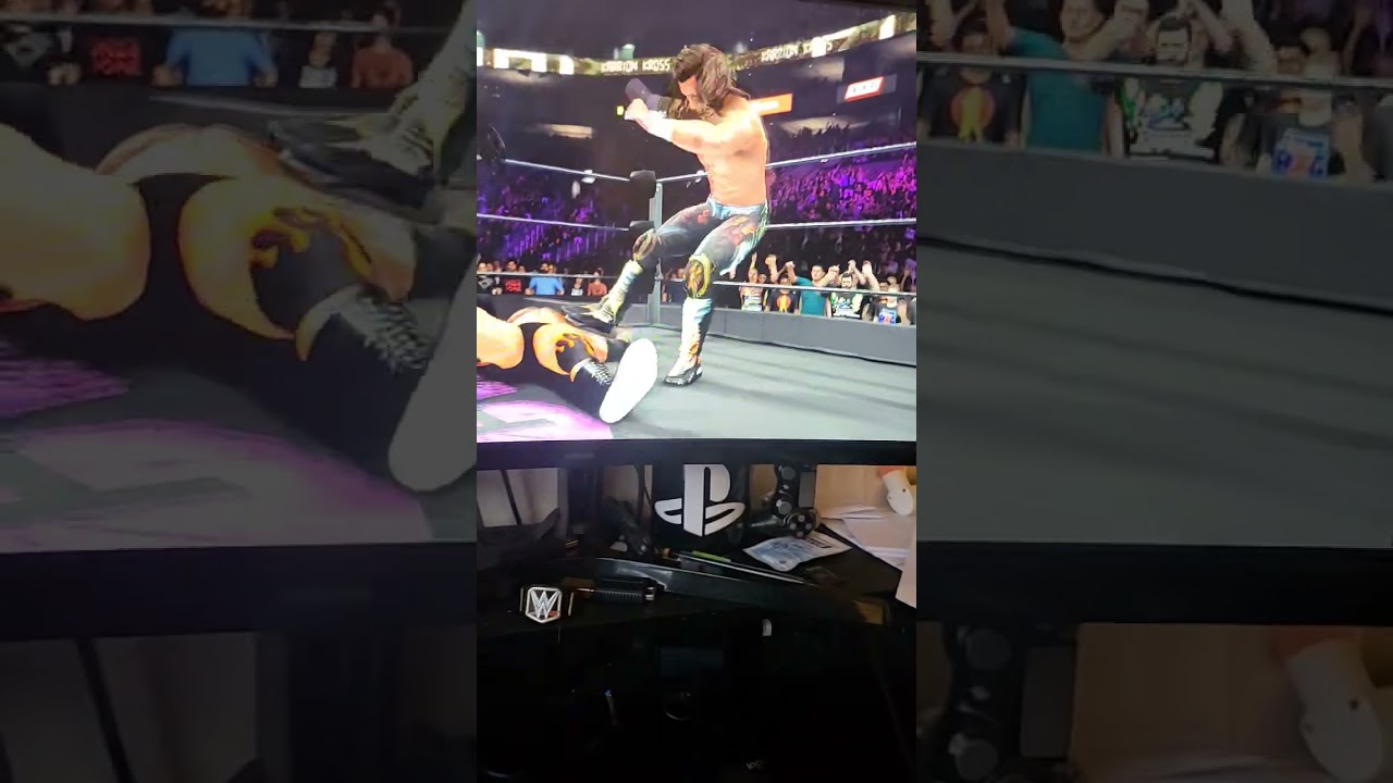 Голдберг и Кенни Омега помогают Билли Кидману одолеть Скотта Холла в атаке 3 против 1.