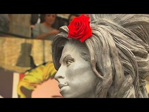 В Лондоне открыли статую Эми Уайнхаус (новости) http://9kommentariev.ru/
