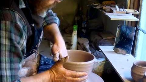 SIMON LEACH POTTERY - Throwing a large open 4lb bowl !