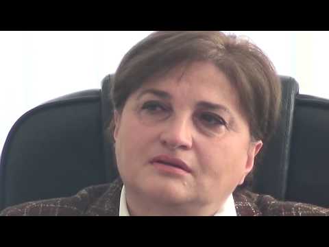 გორის საკრებულოს დეპუტატი ბრიფინგის დროს ატირდა (ვიდეო)