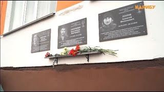 На Фасаде Эколого-Биологического Лицея Установили Мемориальные Доски Колымчанам, Погибшим В Зоне Сво