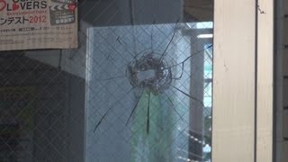 マンション玄関に複数弾痕 大阪、けが人なし