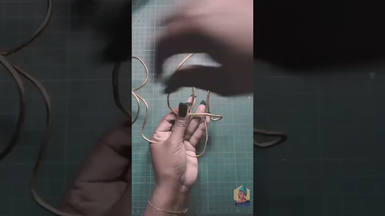 First, I bend the wire. Next.....🤷🏾