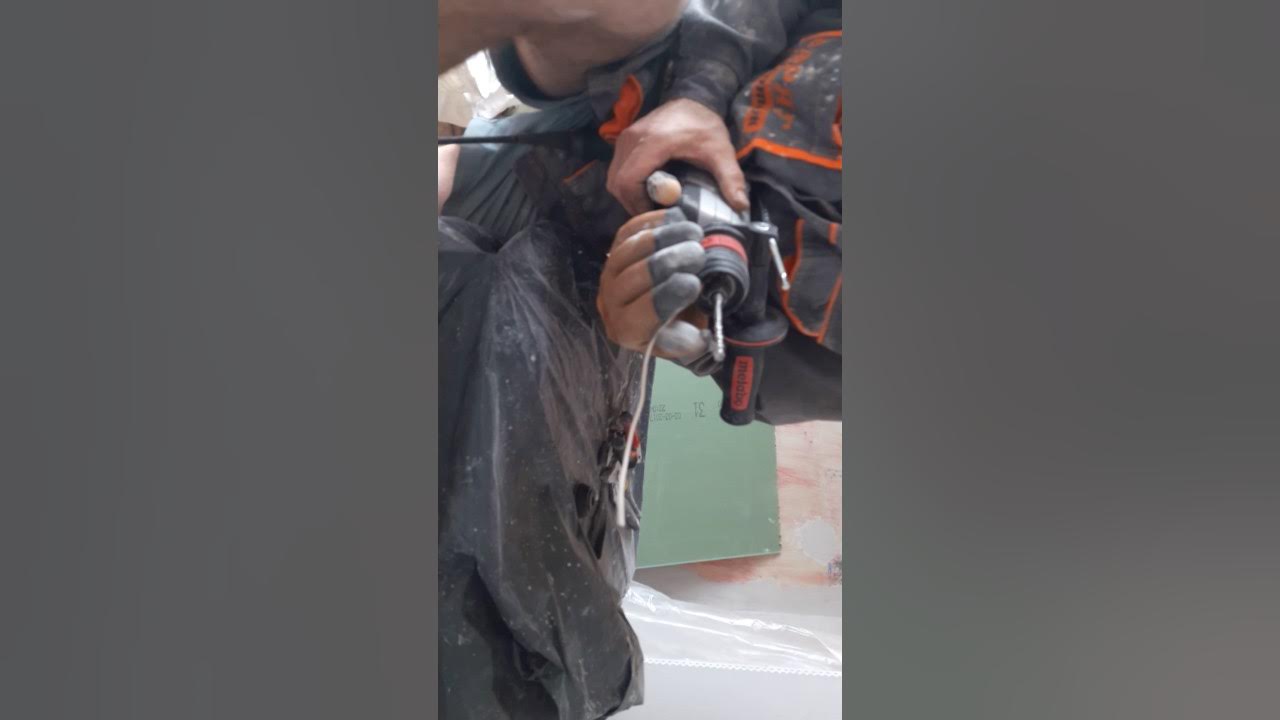 Вытащить сверло из перфоратора. Из бура перфоратора. Ручка для перфоратора makita. Перфоратор застрял. Перфоратор застрял.