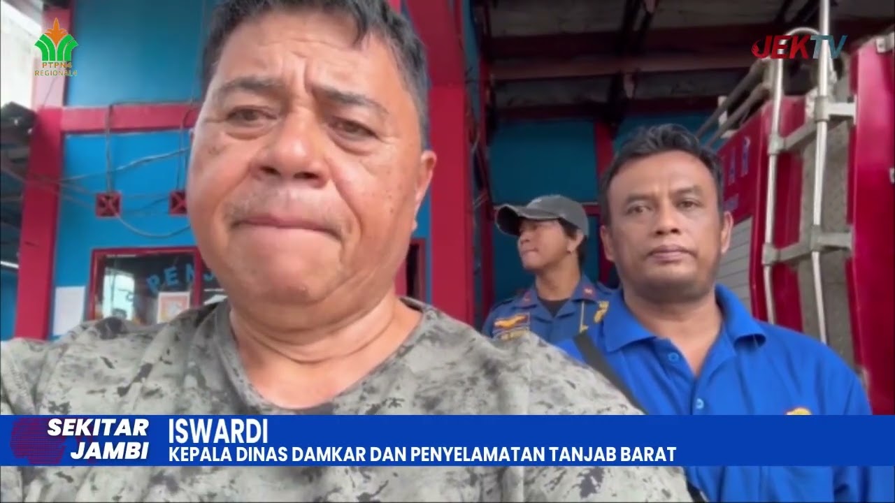 DAMKAR BERJIBAKU PADAMKAN GUDANG SABUT KELAPA TERBAKAR DI PARIT 4 DESA TUNGKAL I