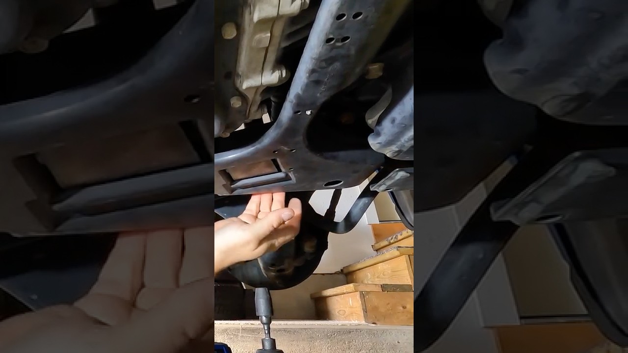 Его необходимо снять, чтобы заменить трансмиссионное масло.