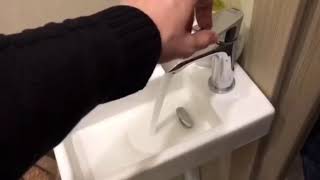 Мини-раковина в туалете. Это гениально!