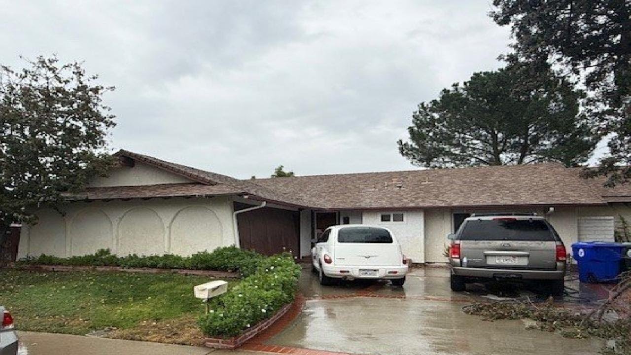 27468 Garza, Saugus, CA Presented by Denise Mitchell.