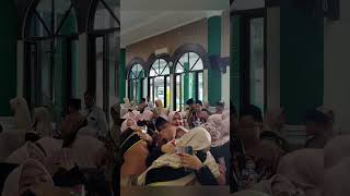 Momen Terharu | Ibu Ayah Doakan Aku, Restui Langkahku #shorts #doa #ayahibu