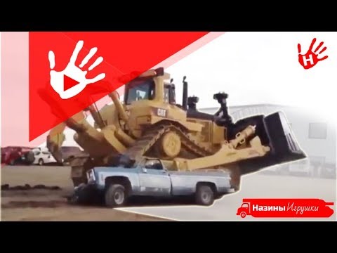 Танк давит машину