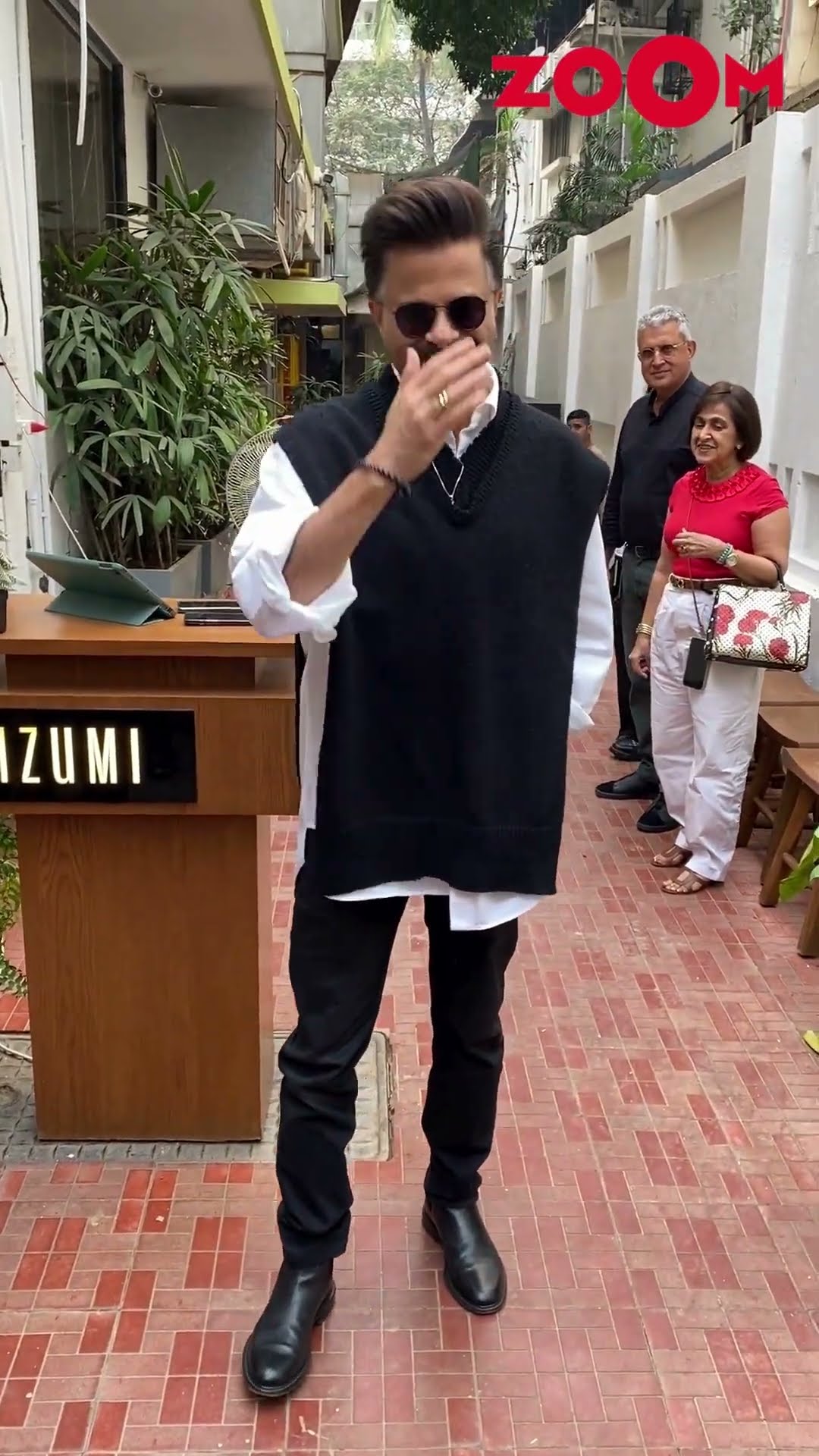 Anil Kapoor's FUN BIRTHDAY CELEBRATION by cutting a cake with the paps #anilkapoor #shorts