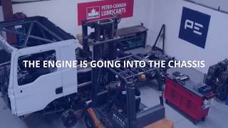 Встановлення двигуна та коробки передач на гоночний автомобіль команди T Sport Bernau