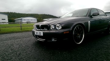 Jaguar XJR caldoofy with exhaust cutouts - sound comparison.