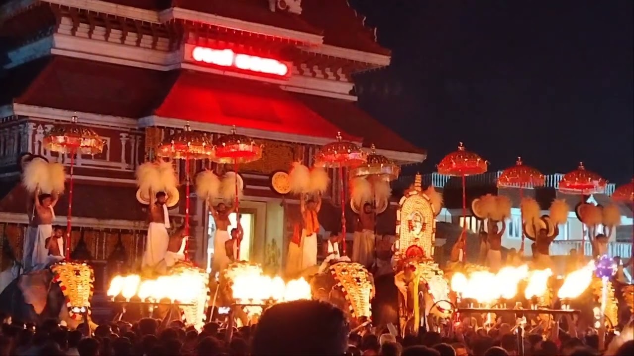 തൃശ്ശൂർ പാറമേക്കാവ് വേല തീവെട്ടികളുടെ പ്രഭയിൽ