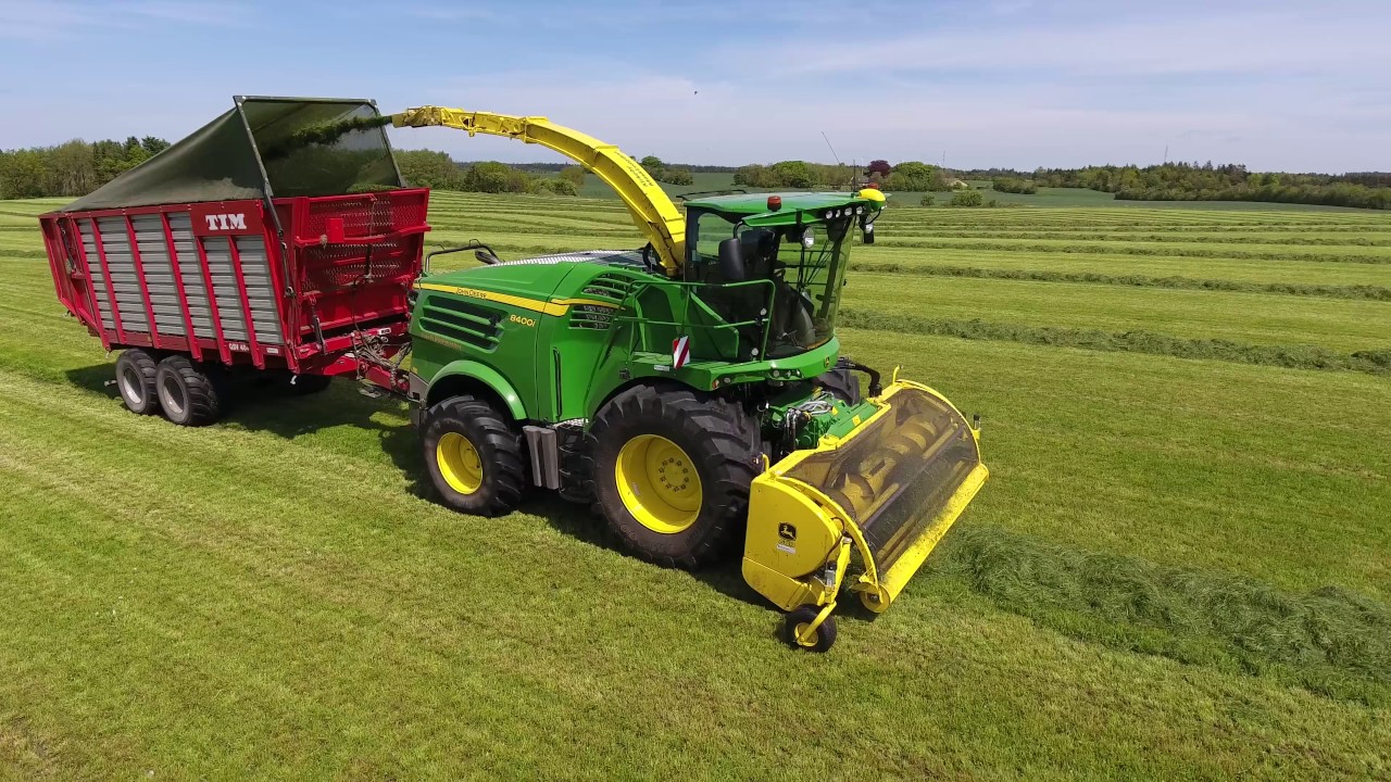 Kirkeby Maskinstation 1  slæt græs 2017 med John Deere 8400i