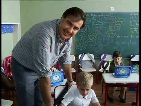 პრეზიდენტი პირველკლასელებს ულოცავს