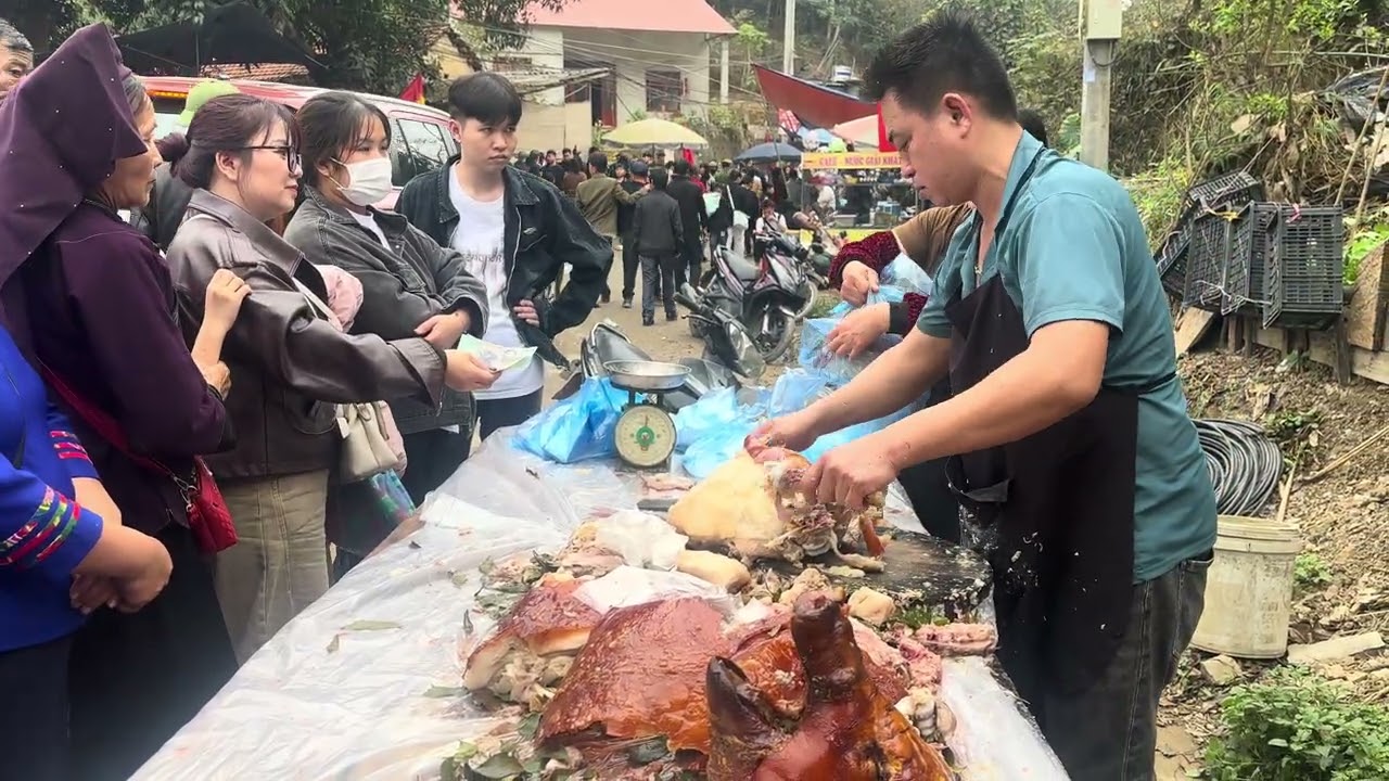 Hội nhân lý thịt lợn quay thơm nức mũi