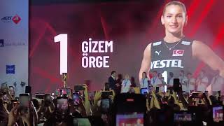 Gizem Örge : SÜREKLİ ZORLUKLARLA SINANAN CANIM ÜLKEM..  Sahneye Bu Şarkı ile Çıktı !